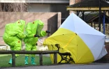 Le 8 mars 2018 des membres des services d'urgence près du banc à Salisbury où ont été découverts inconscients Sergei Skripal et sa fille Yulia