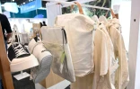 Des vêtements, sacs, et T-Shirtsfaits à partir de feuilles de bananes, de la marque Bananatex, exposés au salon Première Vision de Paris, le 10 février 2022 