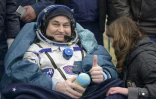 Cette photo fournie par la Nasa montre le cosmonaute russe Alexeï Ovchinin transporté pour des examens médicaux juste après qu'il a atterri avec son compatriote Ivan Vagner et l'austronaute américain Don Pettit à bord de leur vaisseau Soyouz MS-26 au Kazakhstan le 20 avril 2025