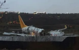Un Boeing 737 de la compagnie turque Pegasus brisé en plusieurs parties après être sorti de piste à Istanbul le 5 février 2020
