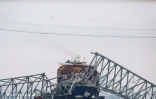 Le pont Francis Scott Key effondré, après avoir été percuté par le porte-conteneurs Dali, le 27 mars 2024 à Baltimore, dans le Maryland