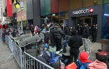 Des personnes campent devant une boutique Swatch à Time Square pour la sortie de la montre Audemars Piguet Swatch "Royal Pop", le 16 mai 2026 à New York