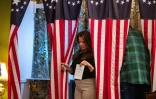 Des habitants de Dixville Notch ont rempli leur bulletin de vote à minuit pour les premiers votes du jour de l'élection américaine, à Dixville Notch, dans le New Hampshire, aux Etats-Unis, le 5 novembre 2024
