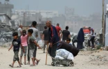 Des Palestiniens emportant quelques effets personnels fuient Jabalia, dans le nord de la bande de Gaza, le 17 mai 2025