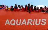 L'Aquarius un navire utilisé par Médecins sans frontières (MSF) et SOS Méditerranée arrive dans le port italien de Salerne avec un millier de migrants à bord, le 26 mai 2017
