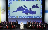 Le pape François (c) assiste à la conclusion des "Rencontres méditerranéennes" le 23 septembre 2023 à Marseille