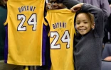 De jeunes fans des Lakers avec des maillots de Kobe Bryant, le 24 févrie r2016 lors d'un match à Memphis