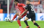 Le défenseur du Bayern Kingsley Coman (g) à la lutte avec celui du PSG Layvin Kurzawa en Ligue des champions, le 5 décembre 2017 à Munich