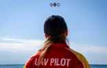 La secouriste Eliza Heys pilote son drone au large d'une plage à Sydney, le 1er octobre 2025