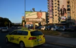 Des affiches électorales de divers partis et candidats bordent les rues de Sarajevo, le 30 septembre 2026, à quelques jours des élections générales