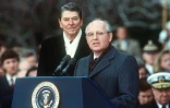 L'Américain Ronald Reagan et le Soviétique Mikhaïl Gorbatchev lors de la signature du traité INF à Washington le 8 décembre 1987