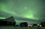 Des aurores boréales illuminent le ciel à Nuuk, la capitale du Groenland, le 22 janvier 2026  