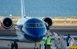Des passagers du MV Hondius embarquent à bord d'un avion sanitaire à destination des Pays-Bas, le 11 mai 2026 sur l'aéroport de Tenerife Sud, dans l'archipel espagnol des Canaries