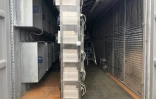 De grandes installations informatiques dans des conteneurs pour "miner" des bitcoins sont alimentées par du gaz naturel qui brûle d'ordinaire à l'air libre.