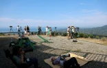 Des ornithologues amateurs et des bénévoles de l'organisation Batumi Raptor Count (BRC) observent des rapaces qui migrent par le "goulot d’étranglement de Batoumi", le 22 septembre 2026 à Sakhalvasho, en Géorgie