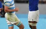 Le 2e ligne du XV de France Sébastien Vahaamahina (d) face à l'Argentin Pablo Matera au Mondial, le 21 septembre 2019 à Tokyo