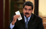 Le président vénézuelien Nicolas Maduro présente un des nouveaux billets du pays qui seront en circulation dès le 20 août, à Caracas, le 17 août 2018