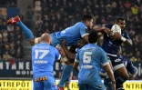 L'ailier de Montpellier Timoci Nagusa (en haut) tente de récupérer le ballon lors du match contre Grenoble, le 22 décembre 2018 à Grenoble