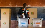 Emmerson Mnangagwa, qui vote ici dans une école à Kwekwe, a promis cette année des élections justes, pacifiques et transparentes