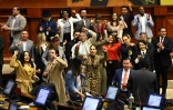 Des membres de l'opposition à l'Assemblée nationale crient des slogans à l'ouverture du procès en destitution contre le président équatorien Guillermo Lasso, à Quito, le 16 mai 2023