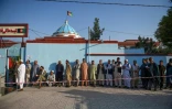 Des hommes font la queue pour voter dans l'élection présidentielle afghane, le 28 septembre 2019 à Mazar-i-Sharif