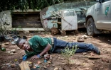 Un manifestant d'opposition menotté par terre à Nairobi, le 13 octobre 2017