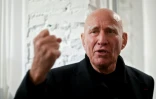 Le photographe franco-brésilien Sebastiao Salgado à la galerie Bene Taschen lors de son exposition Gold à Cologne, le 6 février 2020