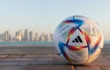 Le ballon de la Coupe du monde de football, "Al Rihla" (le voyage), qui se déroulera au Qatar du 21 novembre au 18 décembre 2022