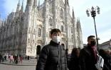 Des touristes portant des masques, à Milan, le 23 février 2020