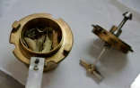Des feuilles d'arbres du jardin botanique de Viña del Mar dans un récipient destiné à mesurer leur résistance à la chaleur, dans un laboratoire de l'université technique Federico Santa Maria à Valparaiso, au Chili, le 18 décembre 2024 