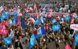 Manifestation de LMPT contre le mariage homosexuel et l'adoption par les couples homosexuels devant les Invalides Ă Paris le 21 avril 2013