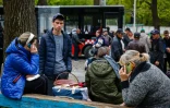 Des Ukrainiens arrivés à Kharkiv après avoir fui le village de Rouska Lozova, le 29 avril 2022
