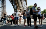 Des personnes font la queue pour visiter à la Tour Eiffel, le jour de sa réouverture, le 25 juin 2020 à Paris