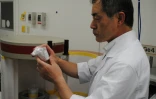Un employé du centre technologique agricole de la préfecture de Fukushima, basé à Koriyama, prépare des échantillons de denrées agricoles pour des tests de radiation, le 26 juillet 2018 