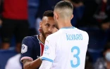 Neymar et Alvaro Gonzalez se défient du regard lors du match de L1 entre le Paris Saint-Germain et l'Olympique de Marseille au Parc de Princes le 13 septembre 2020