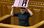 La députés ukrainienne Nadia Savtchenko montre ses médailles devant les députés à Kiev, le 22 mars 2018