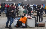 Des Ukrainiens arrivés à pied à la frontière avec la Pologne, le 27 février 2022 à Medyka