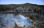 Un paysage brûlé après un incendie de forêt près de Trévillach, le 5 juillet 2026