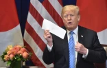 Le président américain montre une lettre envoyée par le leader nord-coréen Kim Jong Un, le 26 septembre 2018 en marge de l'Assemblée des Nations Unies à New York