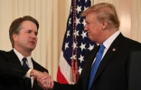 Poignée de main entre le président américain Donald Trump, à droite et le juge conservateur Brett Kavanaugh, qu'il vient de nommer à la Cour suprême des Etats-Unis, le 9 juillet 2018 à la Maison Blanche   