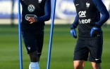Les attaquants des Bleus Kingsley Coman (g) et Antoine Griezmann lors d'une séance d'entraînement à Clairefontaine, le 22 mars 2016