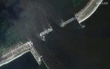 Image satellite diffusée le 7 juin 2023 par Maxar Technologies du barrage de Kakhovka, partiellement détruit, en Ukraine