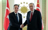 Photo prise et transmise par les services de la présidence turque le 6 janvier 2024 montrant le président Recep Tayyip Erdogan (D) avant un entretien avec le chef de la diplomatie américaine Antony Blinken (G) à Istanbul