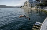 Eren Tör, dentiste retraité, plonge dans les eaux du détroit du Bosphore, dans le quartier de Bebek, à Istanbul, le 22 février 2025