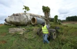 Près d'Abidjan, entre forêt verte et lagune, un employé d'Aziz Alibhai présente son étonnante collection d'épaves d'avions qu'il rêve de transformer en une attraction touristique atypique, le 15 avril 2022 à Songon Dagbe dans la région de Jacqueville, en Côte d'Ivoire