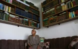 Mustafa Khaled Alwan devant sa bibliothèque, à son domicile à Homs, en Syrie, le 19 septembre 2026