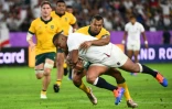 Le pilier du XV d'Angleterre Kyle Sinckler face à l'arrière australien Kurtley Beale en quart de finale de la Coupe du monde, le 19 octobre 2019 à Oita (Japon)   