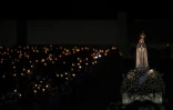 Une statue de la Vierge est portée lors d'une procession à la bougie à Fatima au Portugal le 12 mai 2021