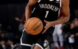 Balle en main, la star des Brooklyn Nets Mikal Bridges, lors de la défaite de son équipe contre les Cleveland Cavaliers, en match de la NBA délocalisé à Paris, le 11 janvier 2024.