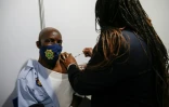 Vaccination d'un policier sud-africain à Soweto, le 5 juillet 2021 